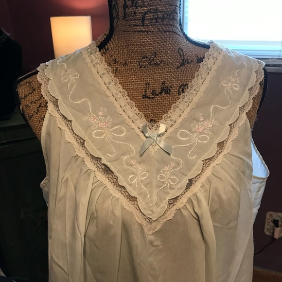 Elegant White Nightgown - Picture 4 of 6